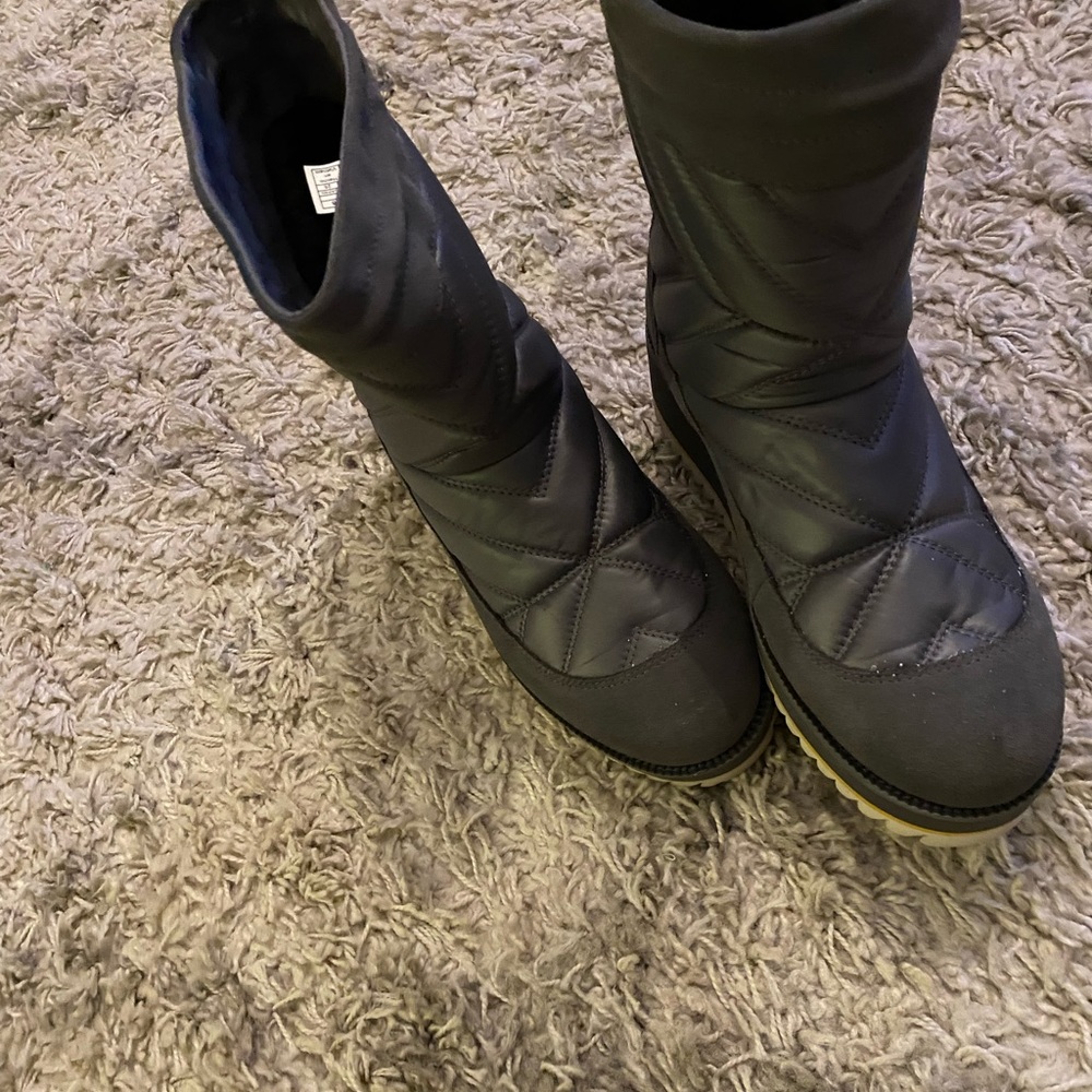 Gray snow boots size 8 uggs worn once